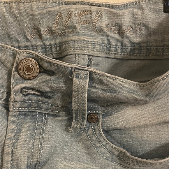 Wallflower Women's Light Wash Skinny Jeans, Size 3 - Picture 3 of 6